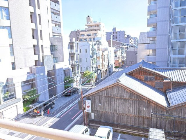 地下鉄『丸太町』駅まで徒歩６分☆三方角住戸で陽当たり良好☆堺町ジュエリーハイツの展望|バルコニーからの眺望