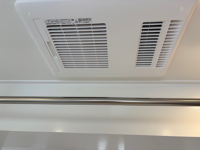 地下鉄『丸太町』駅まで徒歩６分☆三方角住戸で陽当たり良好☆堺町ジュエリーハイツの浴室|浴室暖房乾燥機