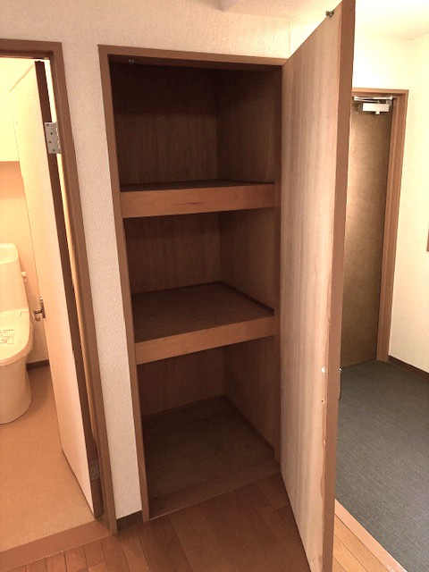 地下鉄『丸太町』駅まで徒歩６分☆三方角住戸で陽当たり良好☆堺町ジュエリーハイツの収納|廊下収納