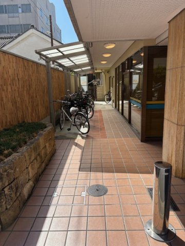 地下鉄『丸太町』駅まで徒歩６分☆三方角住戸で陽当たり良好☆堺町ジュエリーハイツのその他|駐輪場