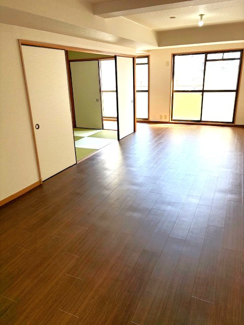 地下鉄『丸太町』駅まで徒歩６分☆三方角住戸で陽当たり良好☆堺町ジュエリーハイツの居間・リビング|リビング