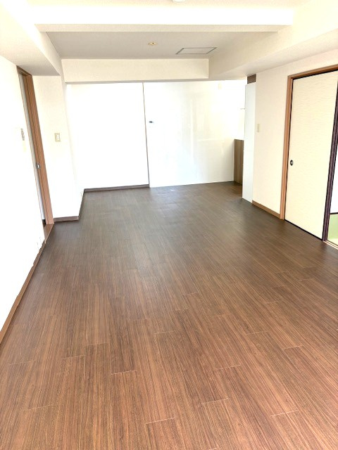 地下鉄『丸太町』駅まで徒歩６分☆三方角住戸で陽当たり良好☆堺町ジュエリーハイツの居間・リビング|リビング