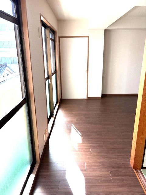 地下鉄『丸太町』駅まで徒歩６分☆三方角住戸で陽当たり良好☆堺町ジュエリーハイツの居間・リビング|リビング