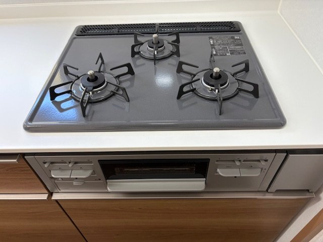 地下鉄『丸太町』駅まで徒歩６分☆三方角住戸で陽当たり良好☆堺町ジュエリーハイツのキッチン|コンロ