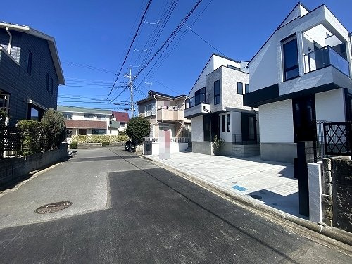 【前面道路含む現地写真】 | 【仲介手数料０円】茅ヶ崎市松風台　新築一戸建て　全2棟 | 【仲介手数料０円】茅ヶ崎市松風台　新築一戸建て　全2棟