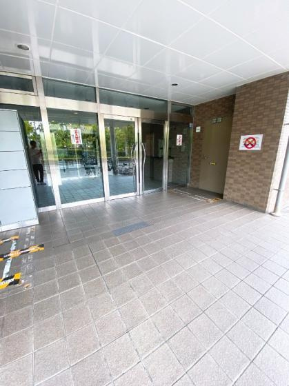大阪市此花区高見１丁目の賃貸マンションのエントランス