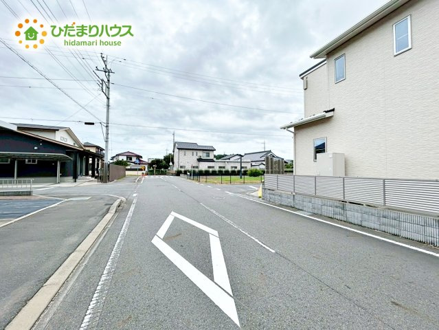 【前面道路含む現地写真】 | 茨城町桜の郷　中古戸建 | 道路幅が広いので、お向かいさんの家との距離が離れて、住居の日当たりが良いです！