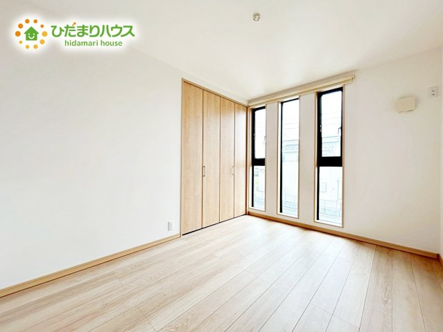 【洋室】 | 茨城町桜の郷　中古戸建 | 白い壁の洋室は、太陽の光だけでも十分明るく感じられますね
