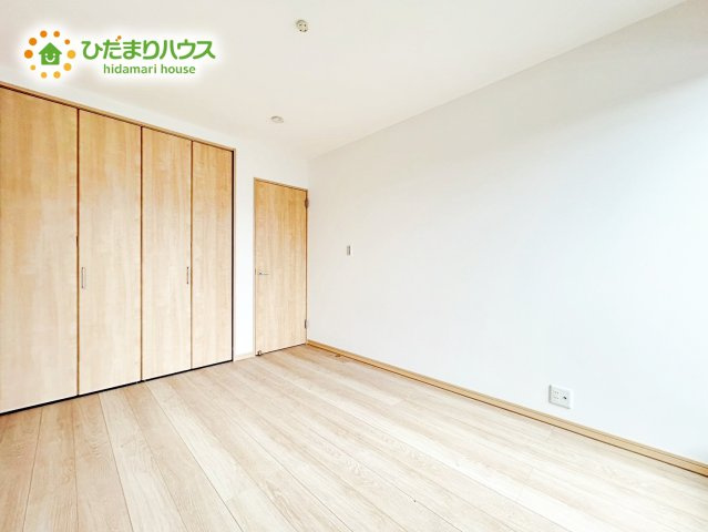 【洋室】 | 茨城町桜の郷　中古戸建 | バルコニーに面しているので干したフワフワのお洗濯物はそのままお部屋にすっきり収納♪