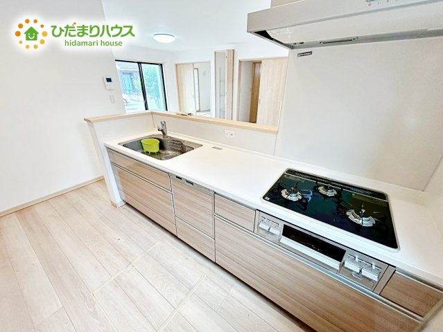 【キッチン】 | 茨城町桜の郷　中古戸建 | 3口コンロと収納豊富なキッチンで、ママの毎日のお料理もはかどります☆