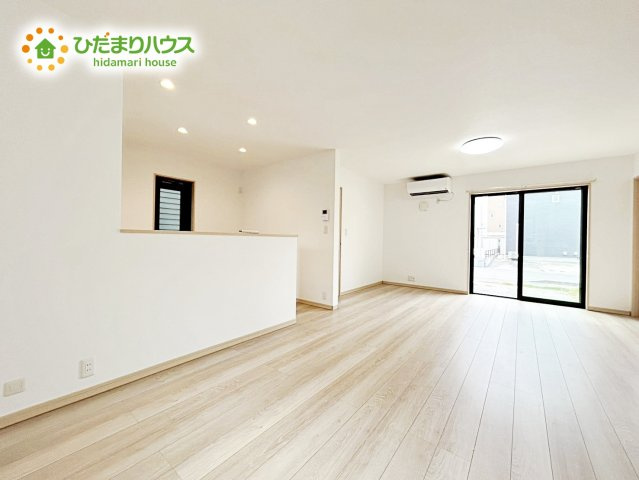 【居間・リビング】 | 茨城町桜の郷　中古戸建 | 大きな窓から差し込む光でいっぱいのリビング　休日もつい家にいる時間が長くなりそうです