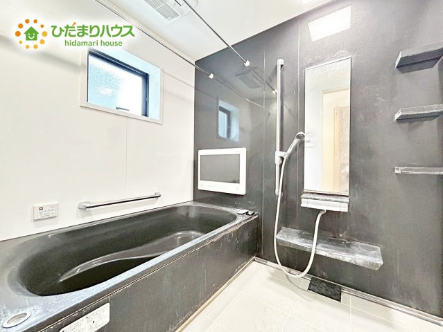 【浴室】 | 茨城町桜の郷　中古戸建 | 快適な入浴タイムが過ごせる充実の設備を搭載したシステムバス。足を伸ばしてゆったりとくつろげるワイドサイズの浴室で1日の疲れも癒されます。浴室暖房乾燥機付きなので雨の日でも安心。