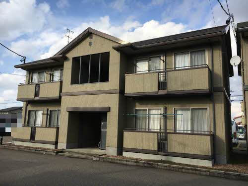 柏崎市北園町のアパートのエントランス