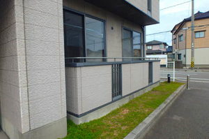 柏崎市北園町のアパートのバルコニー