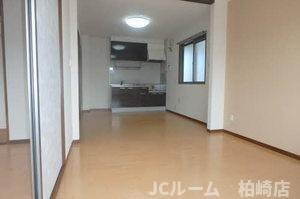 柏崎市北園町のアパートの居間・リビング