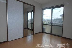 柏崎市北園町のアパートの洋室