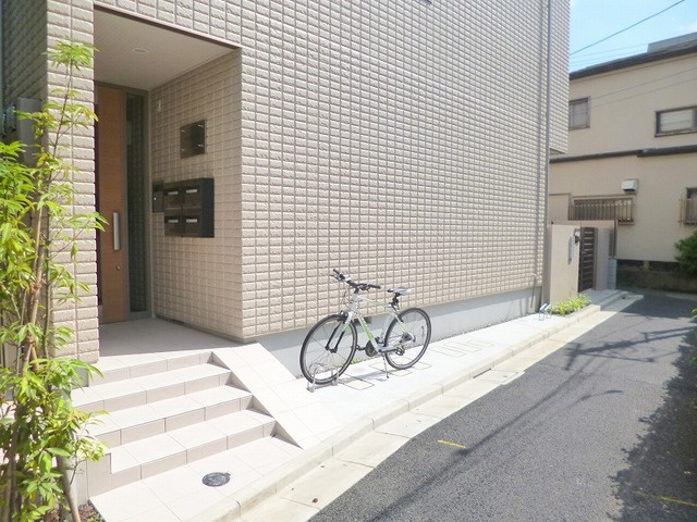 ベルコリーヌのエントランス|エントランス　自転車置場