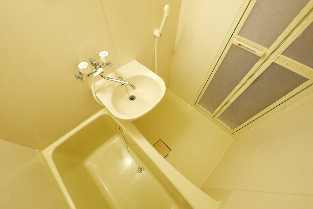 レオパレスイケダの浴室|きれいなお風呂です