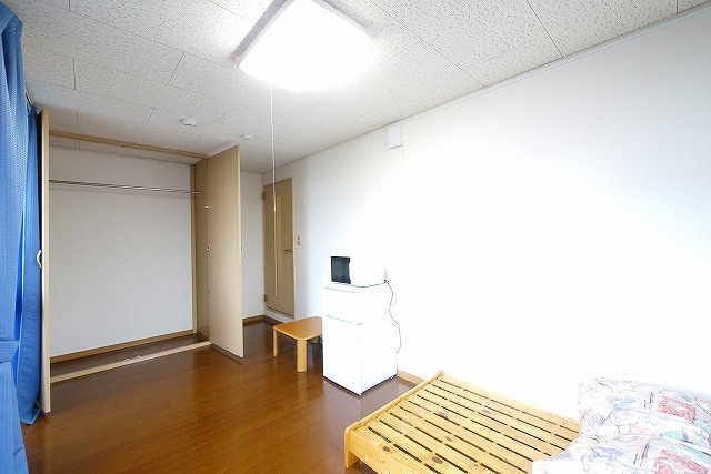 レオパレスイケダの洋室|落ち着いた色調の洋室です