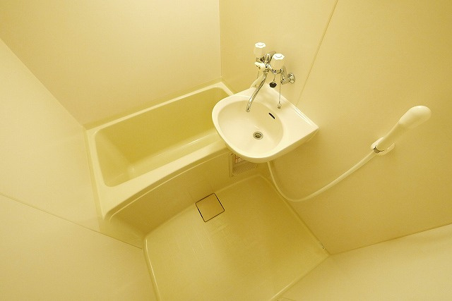 レオパレスイケダの浴室|コンパクトで使いやすいお風呂です