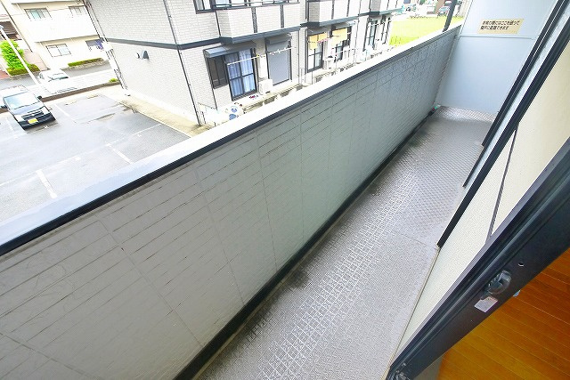 レオパレスイケダのバルコニー|外からの目が気にならないバルコニーで洗濯物が干せます