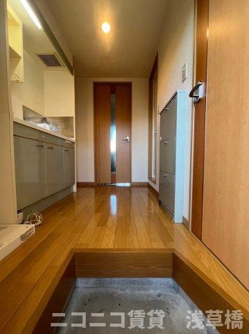 シンエイトの玄関