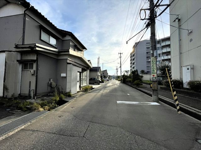 【前面道路含む現地写真】の画像