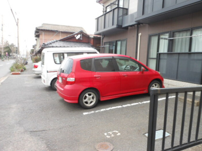 【駐車場】 | スターハイツ | 駐車場があるので、車を買う予定の方も安心です