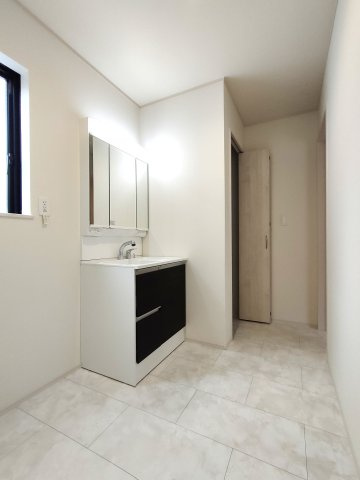 三郷市　鷹野1丁目　新築戸建　全2棟の洗面所|スペースが確保できる洗面所です