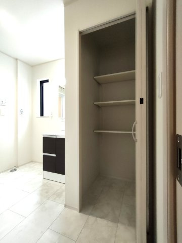 三郷市　鷹野1丁目　新築戸建　全2棟の洗面所|ゆったりとスペースのある洗面所