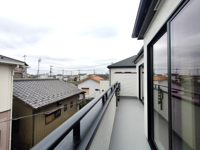 三郷市　鷹野1丁目　新築戸建　全2棟のバルコニー|広々としたバルコニーです