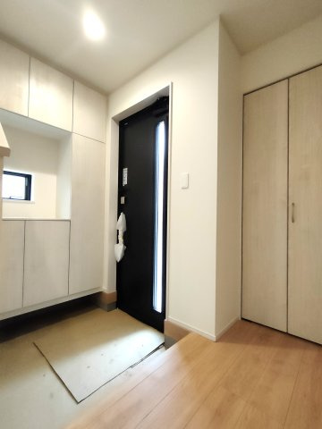 三郷市　鷹野1丁目　新築戸建　全2棟の玄関|落ち着いた玄関です