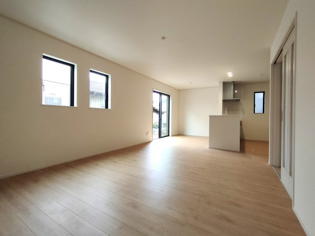 三郷市　鷹野1丁目　新築戸建　全2棟の居間・リビング|ゆったり過ごせる居間です