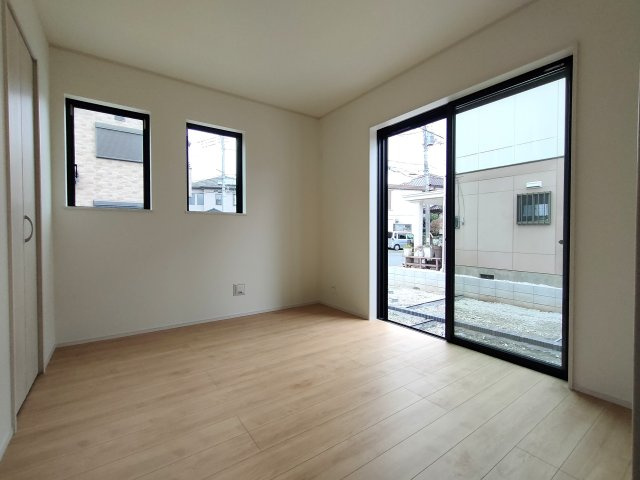 三郷市　鷹野1丁目　新築戸建　全2棟の洋室|明るい洋室です