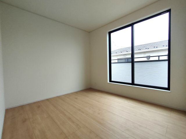 三郷市　鷹野1丁目　新築戸建　全2棟の洋室|落ち着いた色調の洋室です