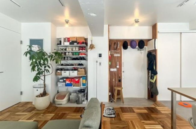 【居間・リビング】 | グレイス高田馬場 | 玄関まわりの壁は有孔ボード仕上げで、フックなどを使うことで飾りながらファッションアイテムの収納が可能。横にはシューズラックとして、7段分の可動棚が設置されています。