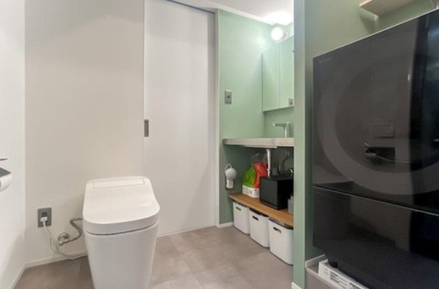 【トイレ】 | グレイス高田馬場 | 洗面台とトイレは一体型の仕様。洗面まわりの壁はニュアンスあるミントグリーンで、空間のアクセントに。