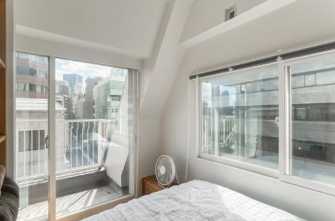 【洋室】 | グレイス高田馬場 | LDK裏にまわり込むと、ダブルベッドを置ける約3.1帖の広さを確保したベッドスペースが。丸いブラケットライトが可愛いです。