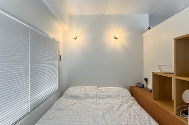 【洋室】 | グレイス高田馬場 | LDK裏にまわり込むと、ダブルベッドを置ける約3.1帖の広さを確保したベッドスペースが。丸いブラケットライトが可愛いです。