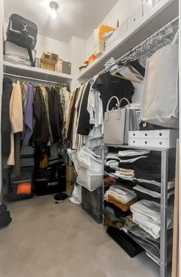 【収納】 | グレイス高田馬場 | 洋室に備わったウォークインクローゼット。収納家具を追加できる余白があり、使い勝手をアレンジできます。