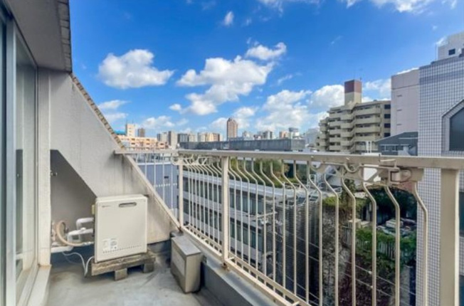 【バルコニー】 | グレイス高田馬場 | ルーフバルコニーはいずれも南向きで、ふたつに分かれた構造です。キッチンに近いバルコニーA（写真上）に物干し金具が備わっています。