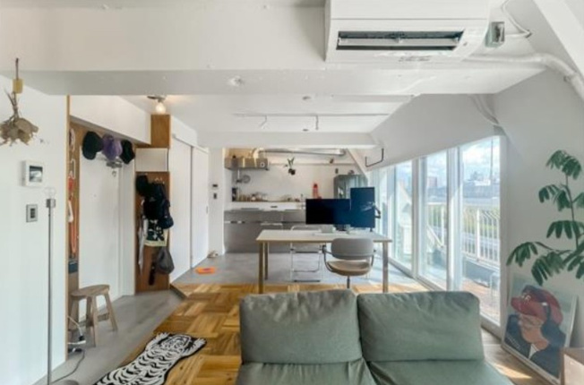 【居間・リビング】 | グレイス高田馬場 | 間取りは1LDKで、専有面積約43m2をLDKとベッドスペースと水まわりに緩く振り分けたプランニング。南と西の二面の窓から自然光がたっぷりと差し込む、明るく開放的な空間です。