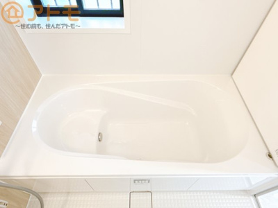 【浴室】 | 葵区北番町2期　新築戸建　A号棟 | お子様やお年寄りが使いやすいだけでなく、半身浴にも便利なベンチタイプの湯舟です。お湯の節約にも！