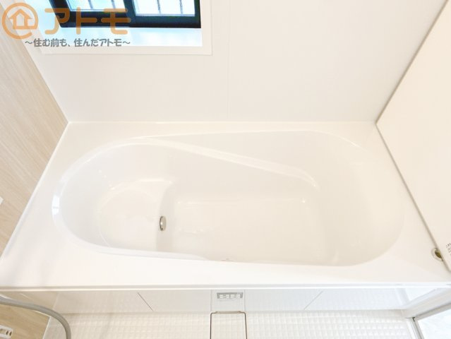 【浴室】 | 葵区北番町2期　新築戸建　A号棟 | お子様やお年寄りが使いやすいだけでなく、半身浴にも便利なベンチタイプの湯舟です。お湯の節約にも！