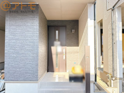 【玄関】 | 葵区北番町2期　新築戸建　A号棟 | 落ち着いた色合いの玄関はダブルロックで防犯性に優れた仕様になっています♪