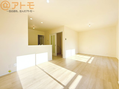 【居間・リビング】 | 葵区北番町2期　新築戸建　A号棟 | 家族団らんのイメージは、リビングを思い浮かべませんか？リビングこそ広々としたお部屋が良いですね♪