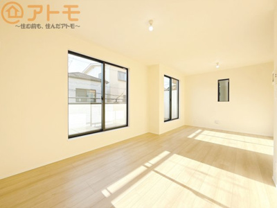 【居間・リビング】 | 葵区北番町2期　新築戸建　A号棟 | 日当たりのよいリビングは、一年を通してぽかぽかとしています。家族が自然と集まる空間になりそうですね♪