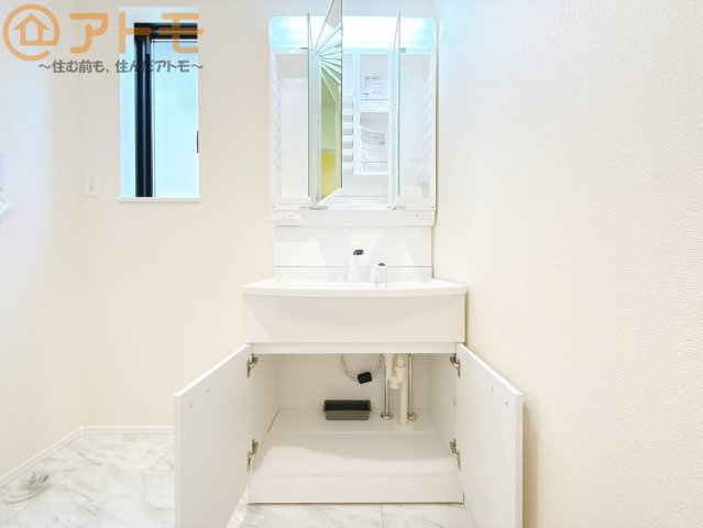 【独立洗面台】 | 葵区北番町2期　新築戸建　A号棟 | 三面鏡の中は収納になっているため、スッキリとした洗面台を保つことができます♪