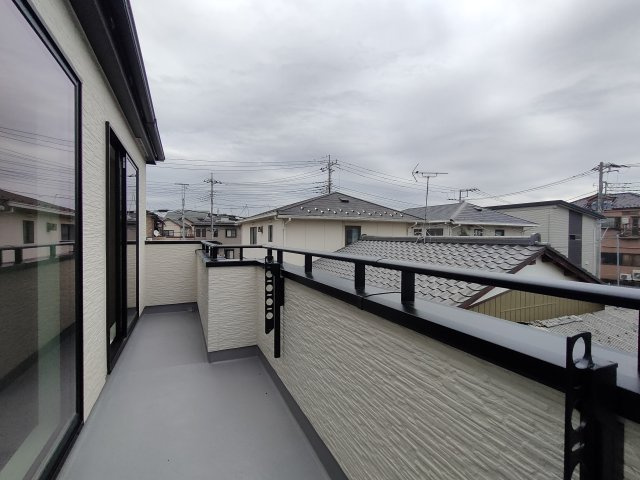 三郷市　鷹野1丁目　新築戸建　全2棟のバルコニー|開放的で明るい空間を演出してくれるバルコニーです