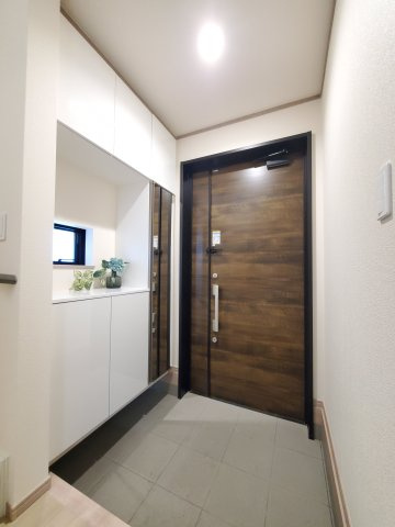 三郷市　鷹野1丁目　新築戸建　全2棟の玄関|施工例です